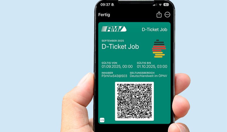 Smartphone mit Handyticket und Barcode