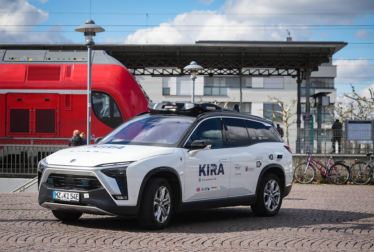 Autonomes Shuttle KIRA am Bahnhof