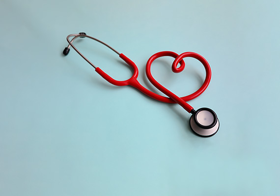 Ein rotes Stethoskop formt ein Herz nach
